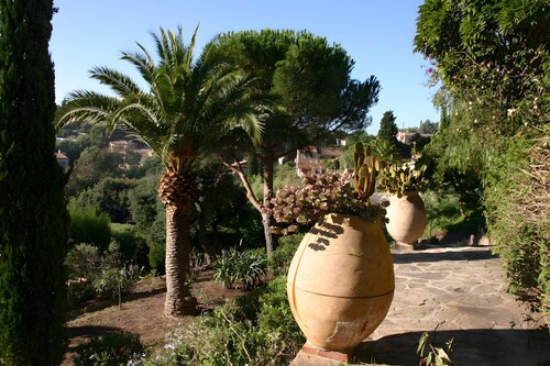 Bed and Breakfast 'Chambre Canisses' with Sea View, Shared Pool and Wi-Fi