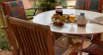 Bed and Breakfast 'Chambre Canisses' with Sea View, Shared Pool and Wi-Fi