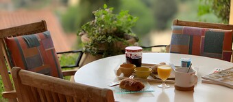 Bed and Breakfast 'Chambre Canisses' with Sea View, Shared Pool and Wi-Fi