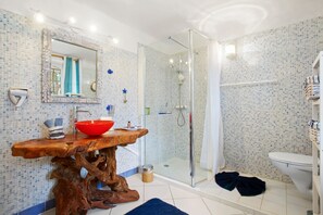 Shower, hair dryer, towels - Bed and Breakfast 'Chambre Canisses' with Sea View, Shared Pool and Wi-Fi (Le Lavandou)