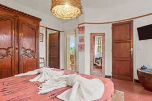 WiFi, bed sheets - Bed and Breakfast 'Chambre Taroudant' with Sea View, Wi-Fi and Air Conditioning (Le Lavandou)