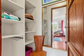 Interior - Bed and Breakfast 'Chambre Taroudant' with Sea View, Wi-Fi and Air Conditioning (Le Lavandou)