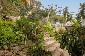 Property grounds - Bed and Breakfast 'Chambre Taroudant' with Sea View, Wi-Fi and Air Conditioning (Le Lavandou)