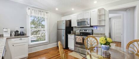 Apartment, Multiple Beds, Patio, Garden View (The Pearl Unit B) | Private kitchen