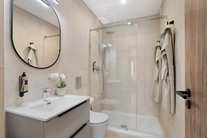Shower, hair dryer, towels - Modern Apartment in Central Faro with Parking and Balcony (Faro)