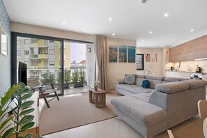 TV - São Luís Faro Apartment – Modern Comfort in Central Algarve (Faro)