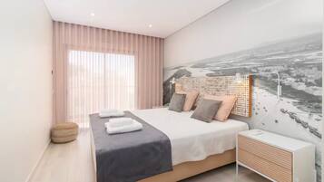 Een strijkplank/strijkijzer, wifi, beddengoed