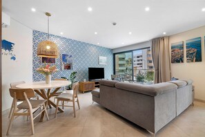 TV - Modern Apartment in Central Faro with Parking and Balcony (Faro)