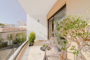 Property grounds - Modern Apartment in Central Faro with Parking and Balcony (Faro)