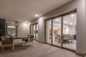 Dining - 4,198-square-foot oceanfront suite is chic and modern (Aurora)