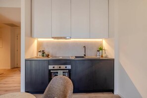 Réfrigérateur, four, plaque de cuisson, cafetière/bouilloire