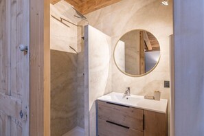 Shower, towels - Apartment 'Morillon – New – 2 min from the slopes' with mountain view, private terrace (Morillon)