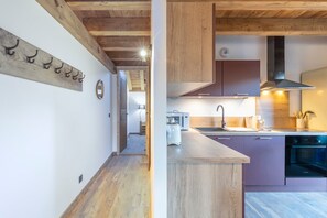 Frigorífico, microondas, horno y placa de cocina