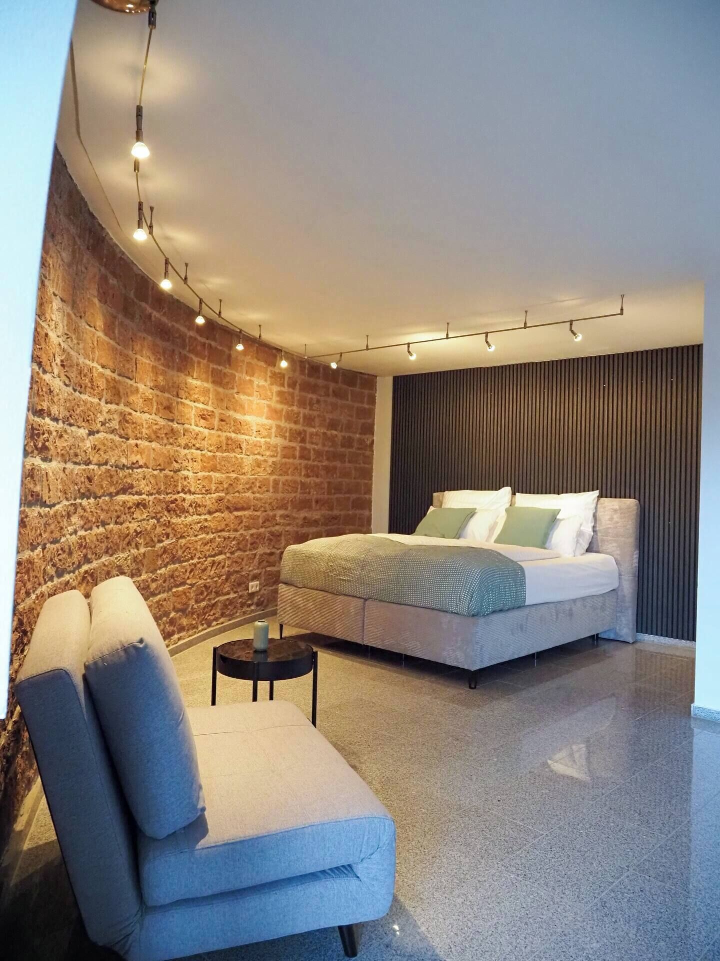 Een bureau, een strijkplank/strijkijzer, gratis wifi, beddengoed