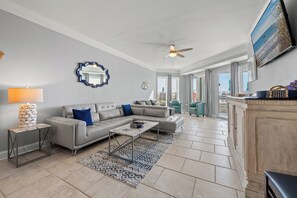 Smart TV - BEACHFRONT l 1ST FLOOR WALKOUT TO POOL DECK l PRIVATE BEACH IN BLUE MOUNTAIN (Santa Rosa Beach)