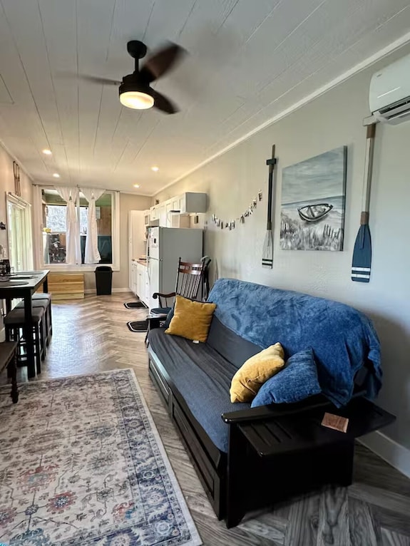 River Shack W/ Private Enclosed Spa. - Smithville, TX