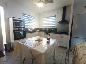 Fridge, microwave, oven, stovetop - Cosy 53 m² T2 for a relaxing getaway in Sigean (Sigean)