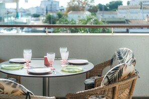 Outdoor dining - WELCS APARTMENT 300 EMP with community pool (Rosas / Roses)