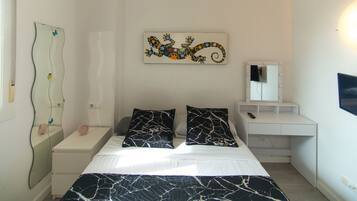2 bedrooms, iron/ironing board, bed sheets