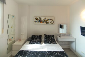 2 bedrooms, iron/ironing board, bed sheets - WELCS APARTMENT 300 EMP with community pool (Rosas / Roses)