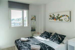 2 dormitorios, tabla de planchar con plancha, ropa de cama