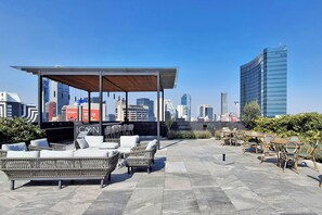 Outdoor dining - Luxury loft Roma Norte with pool, gym, AC & cowork (Ciudad de México)