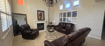 Spacious 6-bedroom house in beautiful American Canyon with AC