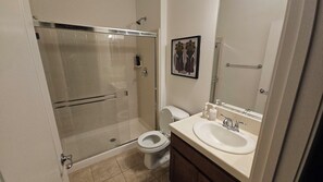 Douche, sèche-cheveux, bidet, serviettes fournies