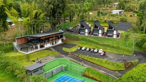 Un quartier résidentiel avec des maisons modernes, un court de tennis et un espace de stationnement.