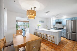 Fridge, microwave, oven, stovetop - Charming 3-bedroom Oasis in Palmetto (Palmetto)