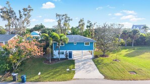 Exterior - Charming 3-bedroom Oasis in Palmetto (Palmetto)