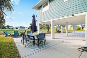 Outdoor dining - Charming 3-bedroom Oasis in Palmetto (Palmetto)