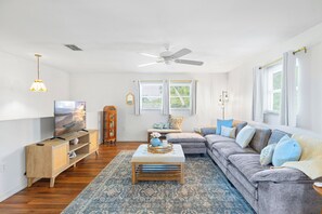 Smart TV, ping pong - Charming 3-bedroom Oasis in Palmetto (Palmetto)