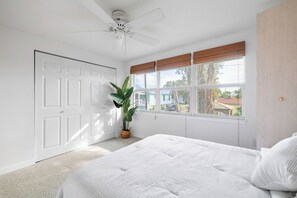 Iron/ironing board, free WiFi, bed sheets - Charming 3-bedroom Oasis in Palmetto (Palmetto)