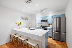 Fridge, microwave, oven, stovetop - Charming 3-bedroom Oasis in Palmetto (Palmetto)