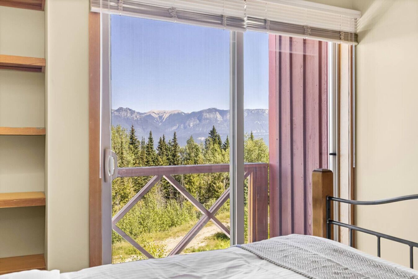 Tabla de planchar con plancha, wifi gratis y ropa de cama 