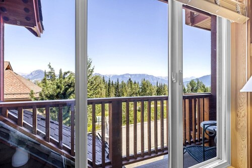 Whispering Pines 3BR Townhouse Views + Hot Tub