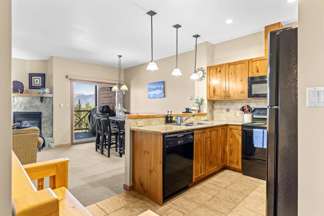 Jääkaappi, mikroaaltouuni, uuni, liesi