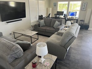 Living area - Perfect 3-bedroom house with AC in Fort Myers Beach (Fort Myers Beach)