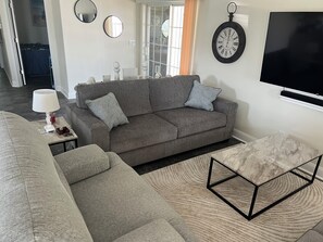 Living area - Perfect 3-bedroom house with AC in Fort Myers Beach (Fort Myers Beach)