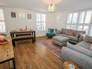 Living area - Betty's Buoy (Weymouth)