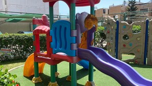 Ένα παιδότοπο με τσουλήθρα και κατασκευές για αναρρίχηση.