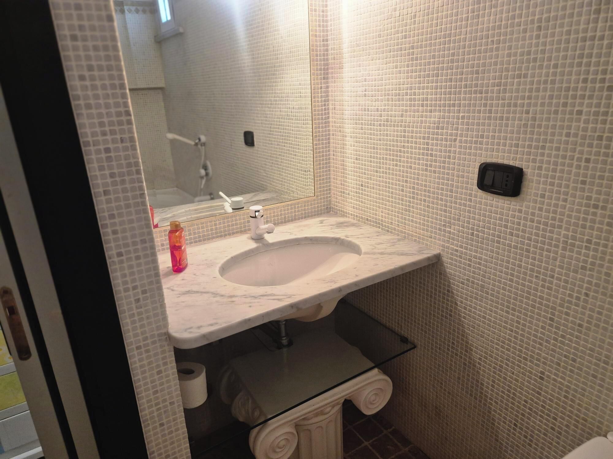 Hårtork, handdukar, tvål och schampo