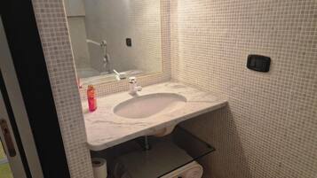 Hårtork, handdukar, tvål och schampo