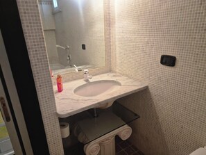 吹风机、毛巾、肥皂、洗发水