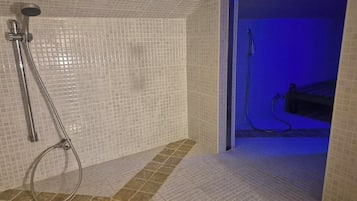 Hot tub, steam room, deep-tissue massages, sports massages