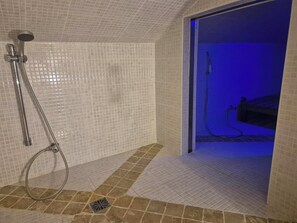 Una bañera de hidromasaje, baño turco, masajes de tejido profundo