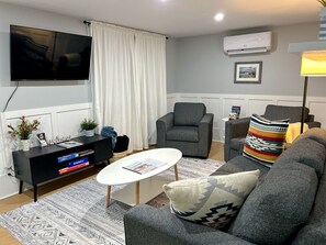 TV - Your Harbourfront Dream – Newly Renovated with Spectacular Views (Cheticamp)