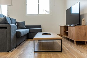 TV - Apartment 'Feeling Doñana' with Private Pool, Wi-Fi, and Air Conditioning (Villamanrique de la Condesa)