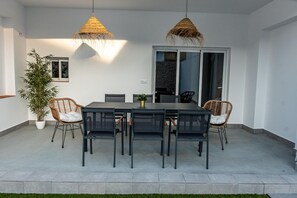 Outdoor dining - Apartment 'Feeling Doñana' with Private Pool, Wi-Fi, and Air Conditioning (Villamanrique de la Condesa)